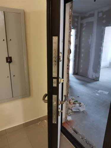 Входная дверь в квартиру Super Omega-100 RAL 8019 ПВХ Слоновая кость SO-NC-1 фото 3