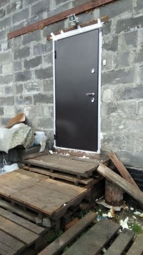 РАСПРОДАЖА С ВЫСТАВКИ: Входная дверь Snegir-20 RAL 8019 KT Орех грецкий S20-08 фото 4