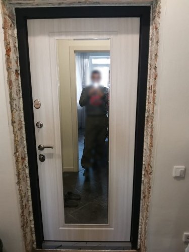 Входная дверь в квартиру Delta-10М Чёрный шёлк DL-2 Перламутр белый СК6М (зеркало) фото 3